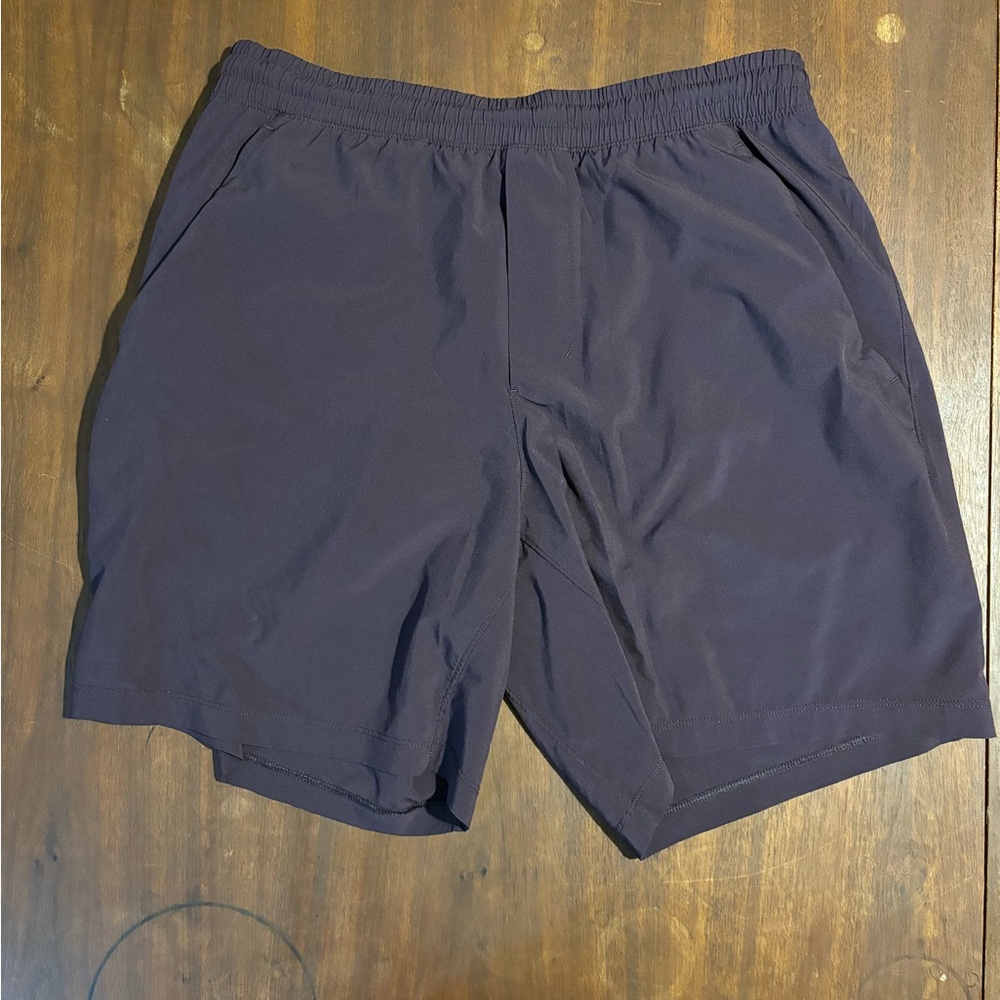 Men’s medium lululemon shorts maroon with lining